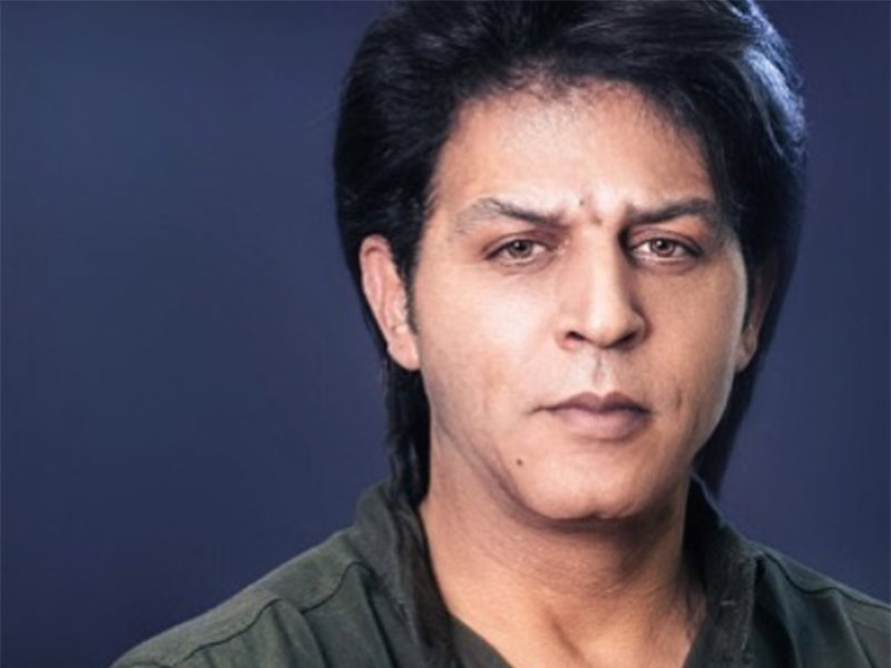 تعرف على المصوّر العربي الذي يشبه النجم شاروخان إلى حد كبير